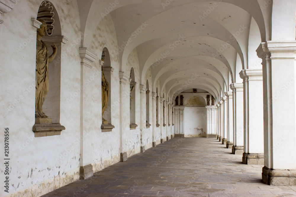 Rythme architectural, colonnade ou arcades