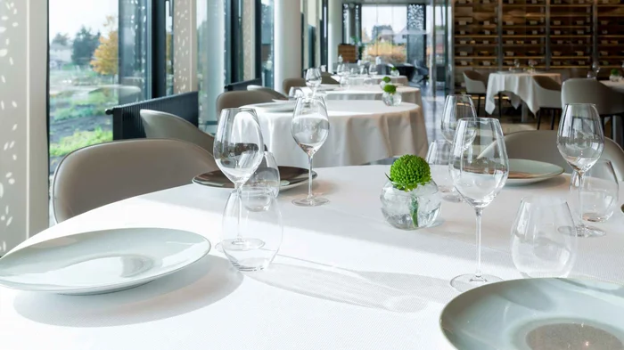 Table dressée avant le service