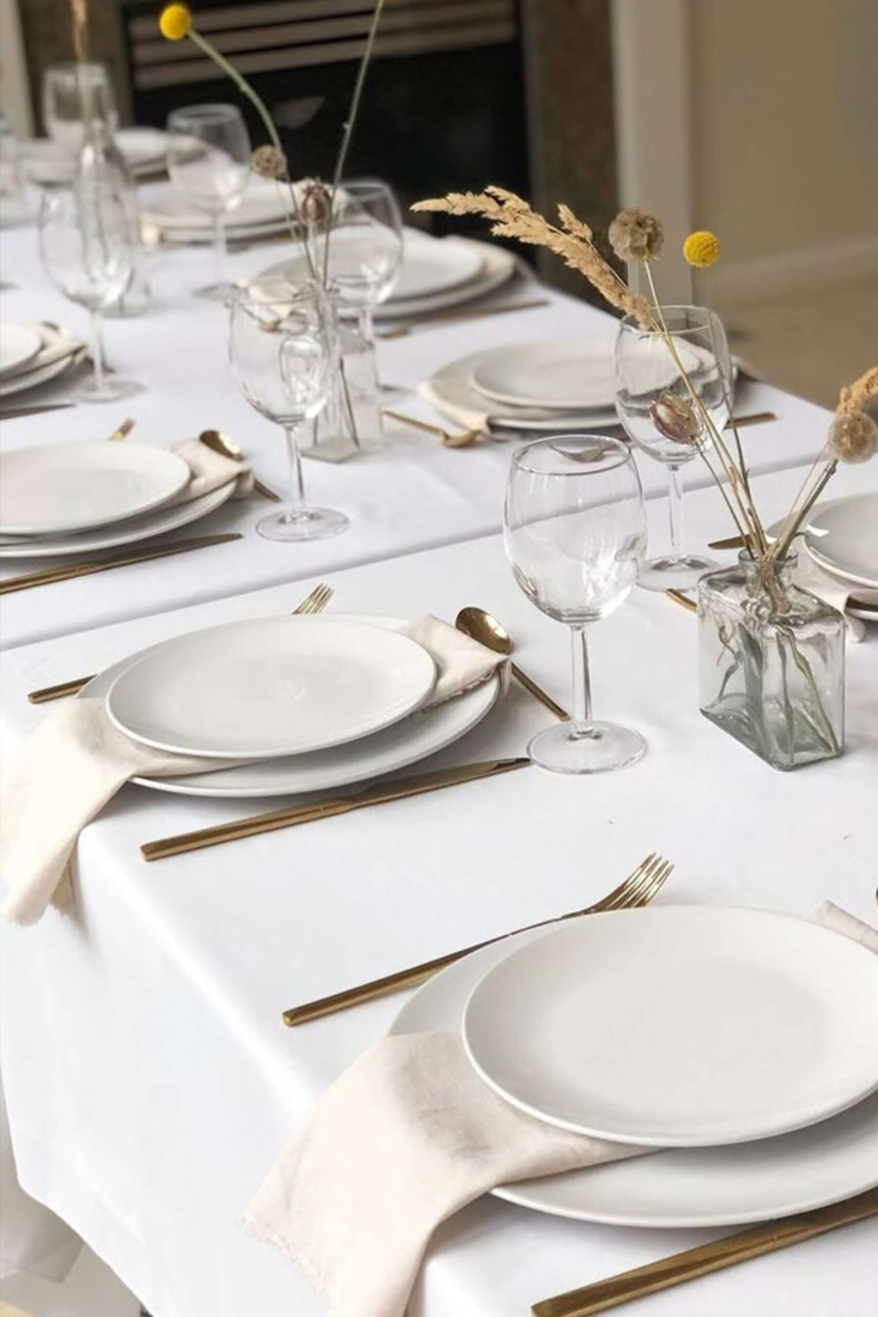 Table dressée avant l’arrivée des convives