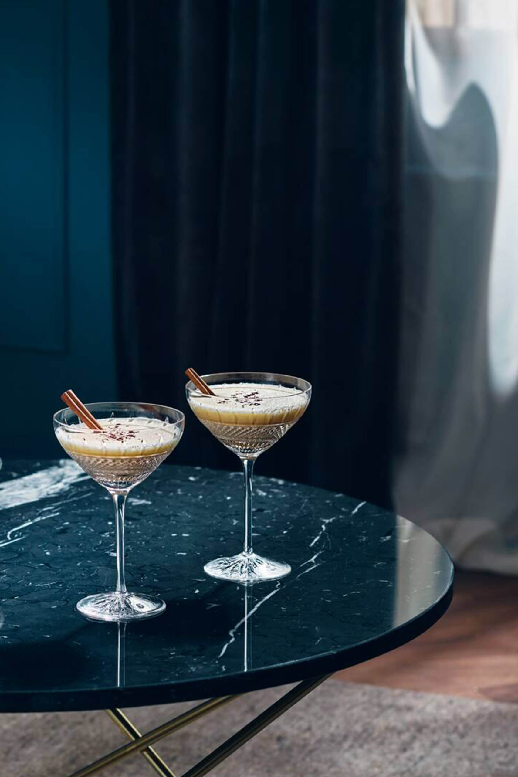Deux verres sur une table